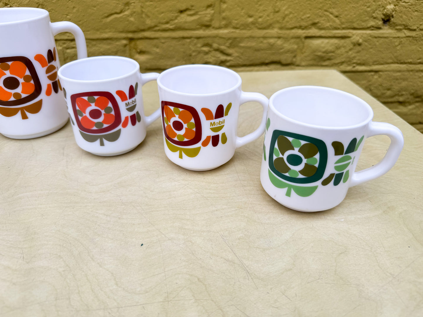 Set up French Mobile mugs and jug