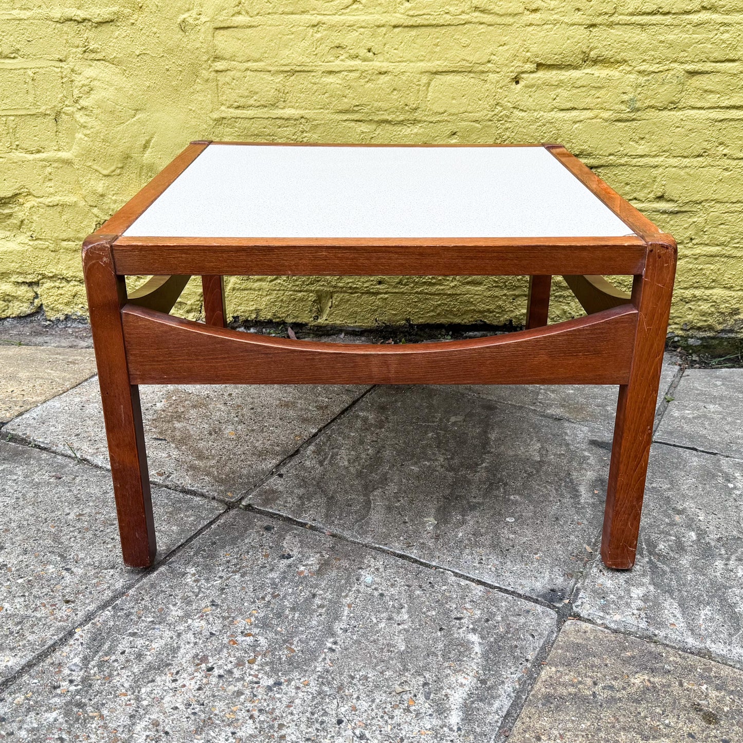Baumann coffee / side table