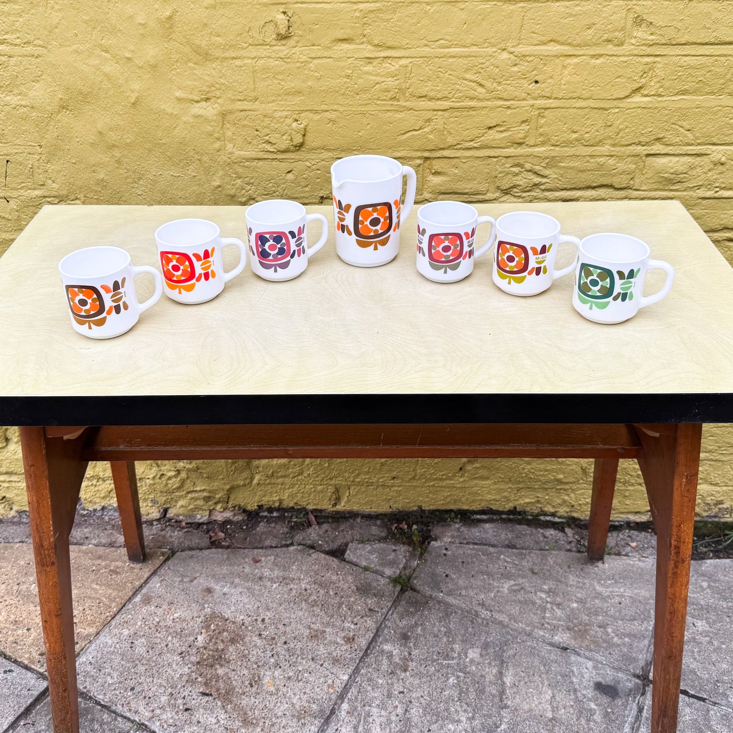 Set up French Mobile mugs and jug