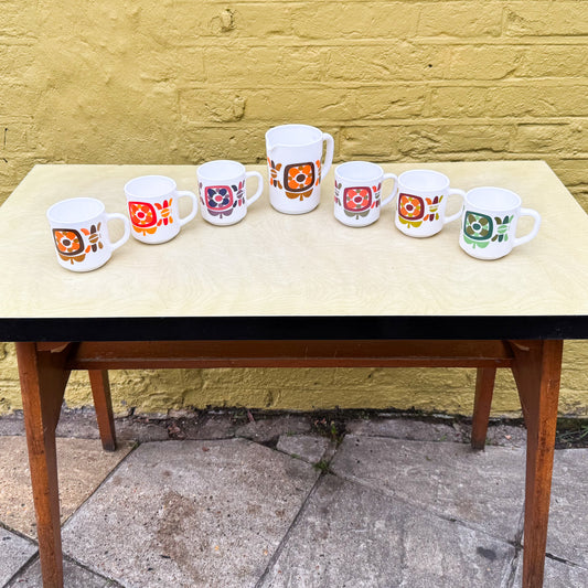 Set up French Mobile mugs and jug