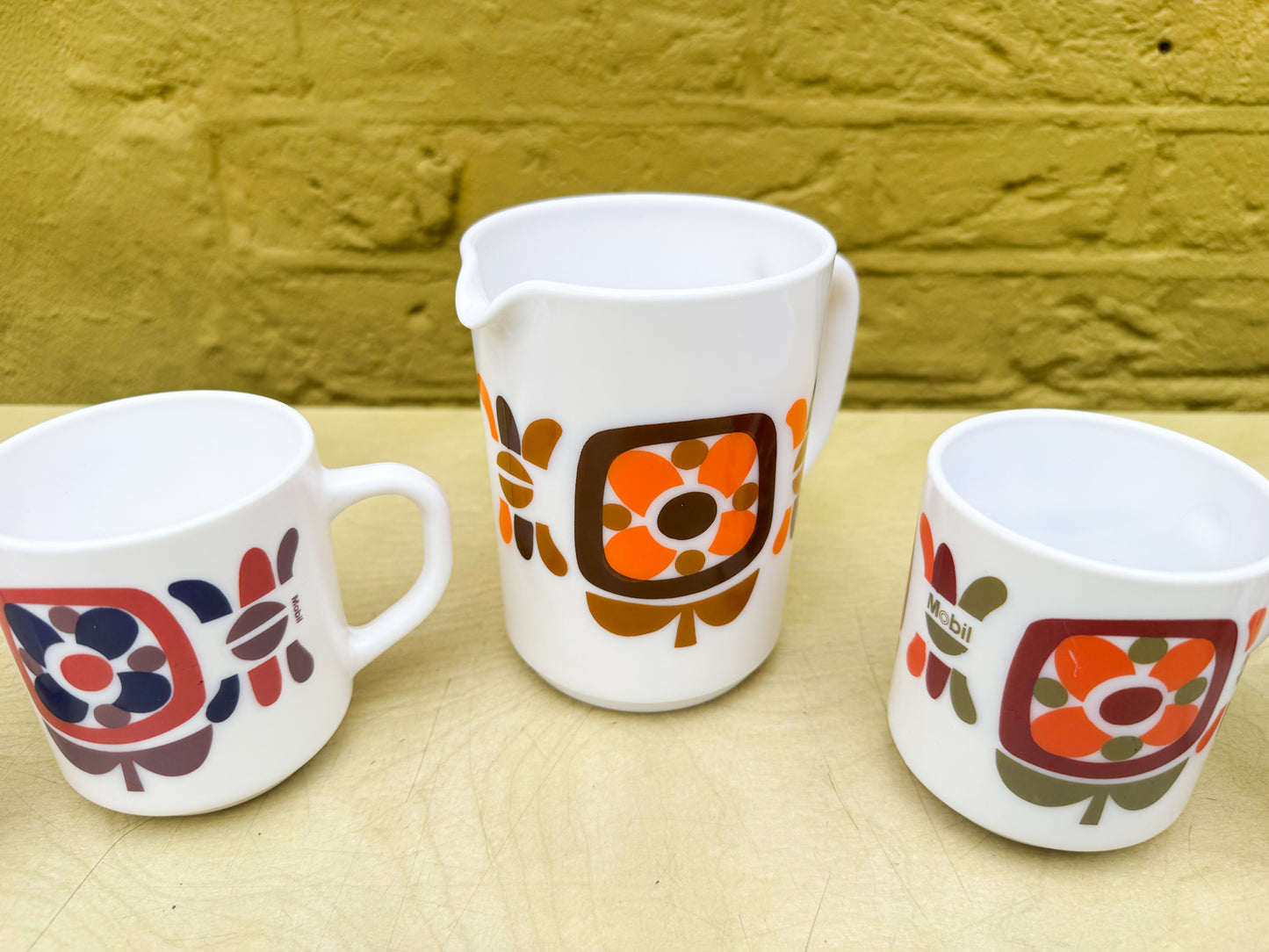 Set up French Mobile mugs and jug
